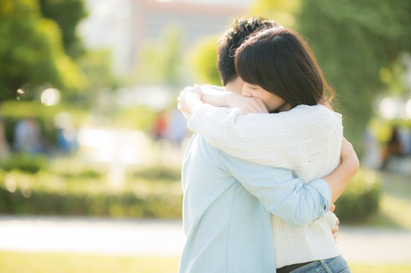 抱き合う男女