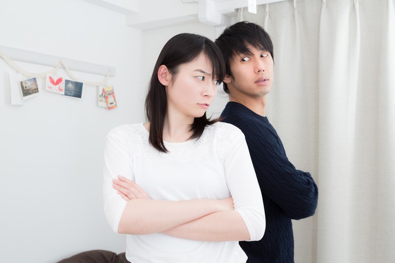 喧嘩をしてお互いを睨んでいる男性と女性