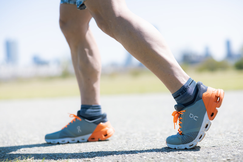 スニーカーでランニングする男性の足元