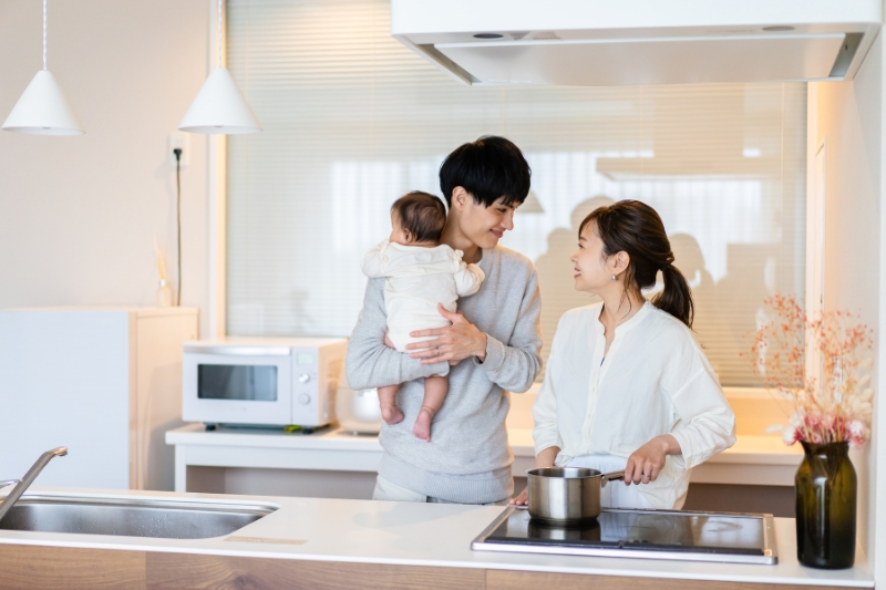 赤ちゃんを抱っこしている男性と女性